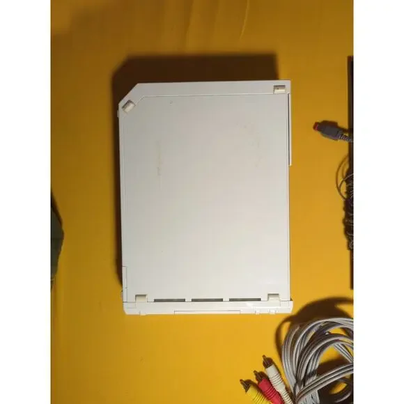 Nintendo Wii Bundle w/ Game, Motion Controllers, No GC Door - Picture 5 of 6